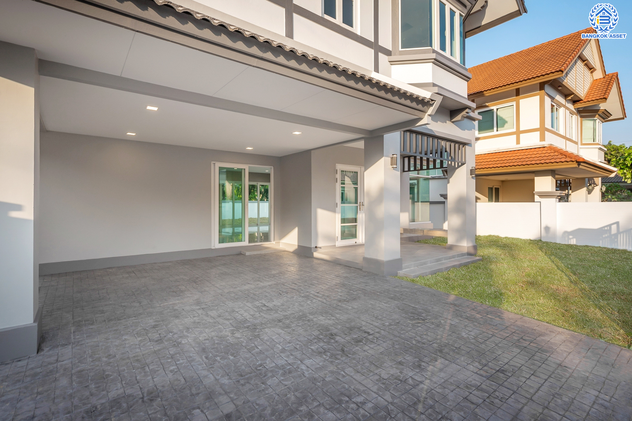 บ้านมือสองตกแต่งใหม่ ม.ลัดดารมย์ วัชรพล แบรนด์ Q.House เนื้อที่ 85.9 ตร.ว. ฟังก์ชัน 4 ห้องนอน 4 ห้องน้ำ จอดรถได้ 2 คัน Facilities ครบครัน บนทำเลเชื่อมต่อหลายเส้นทาง ถ.รามอินทรา ถ.สายไหม และถ.พหลโยธิน ใกล้สนามบินดอนเมือง ทางด่วน "ศรีรัช" และ "เซ็นทรัลรามอินทรา"